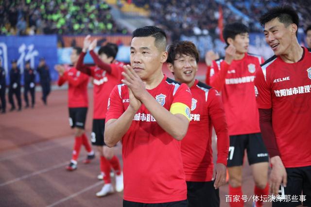 米兰2-0完胜威尼斯 连胜登顶意甲